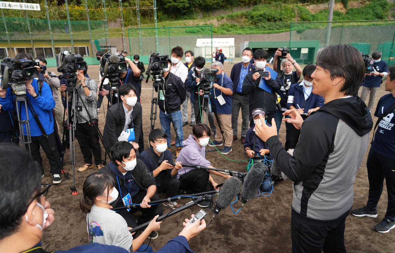 野球教室を終え、報道陣の質問に答える松井氏（右端）（撮影・菅敏）
