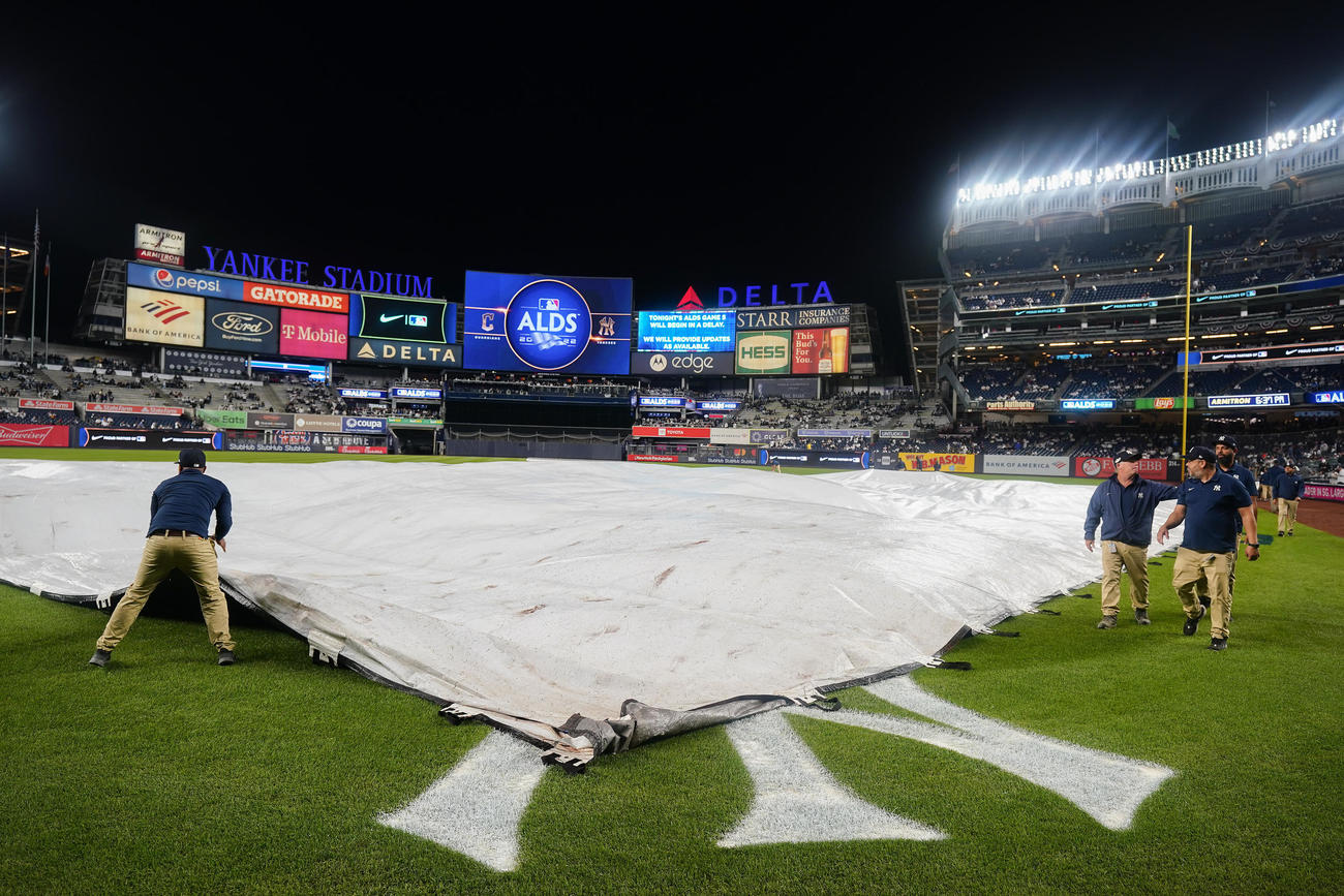 雨のため、シートがかけられるヤンキースタジアム（AP）