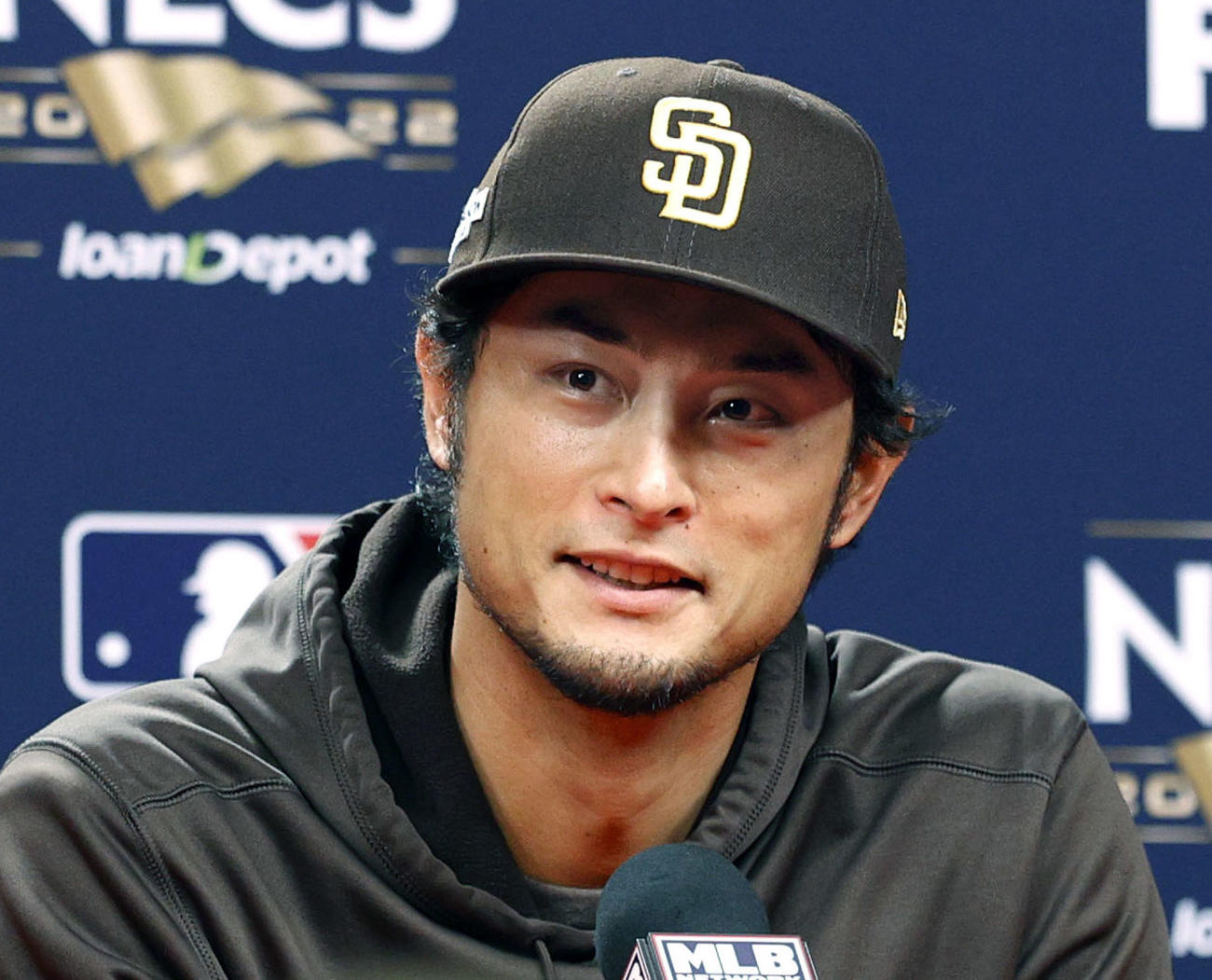 リーグ優勝決定シリーズの登板を前に、記者会見するパドレスのダルビッシュ（共同）