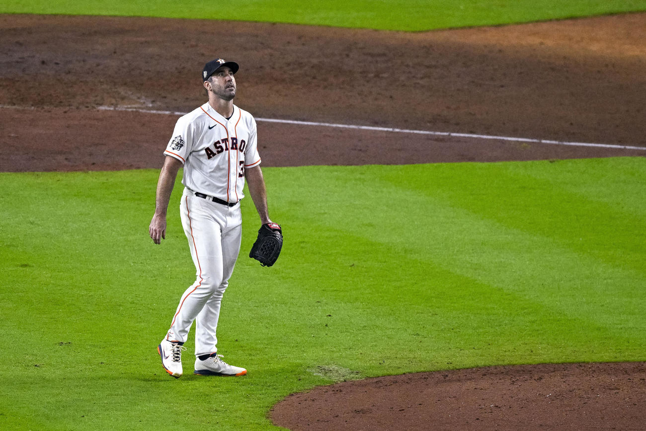 フィリーズ戦の5回、リアルミュートに同点の2点適時打を許し厳しい表情を見せるアストロズ・バーランダー（USA TODAY＝ロイター）