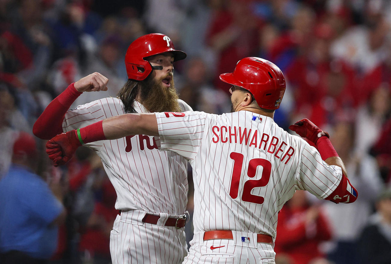 アストロズ戦、本塁打を放ったフィリーズ・シュワバーはマーシュと喜ぶ（USA TODAY Sports＝ロイター）