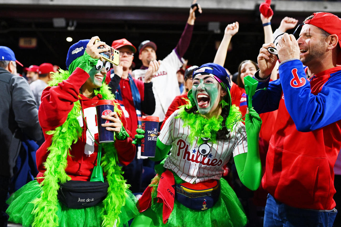 アストロズに勝利し喜ぶフィリーズのファン（USA TODAY Sports＝ロイター）