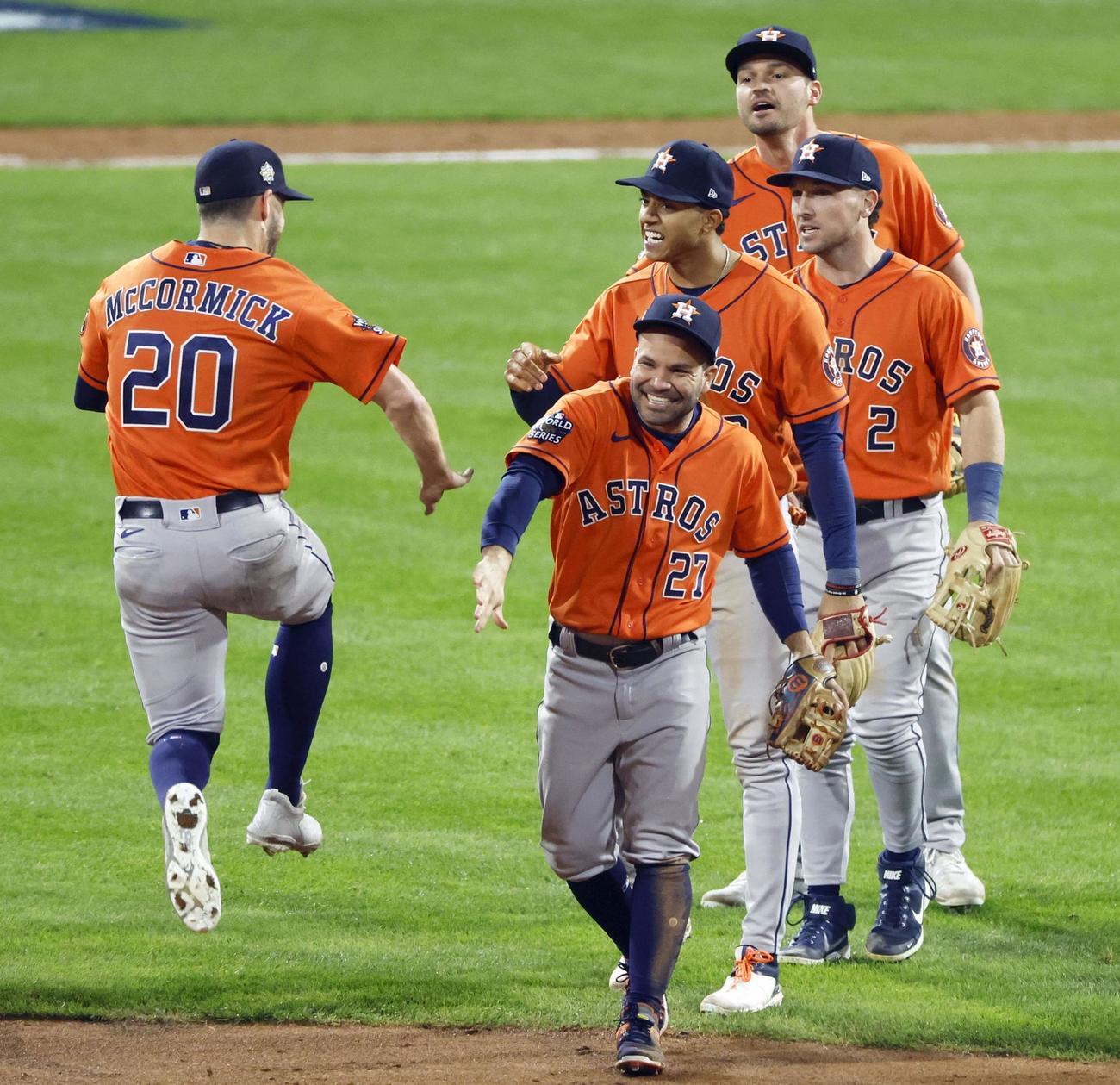 フィリーズに勝利し、タッチを交わすアストロズナイン（共同）