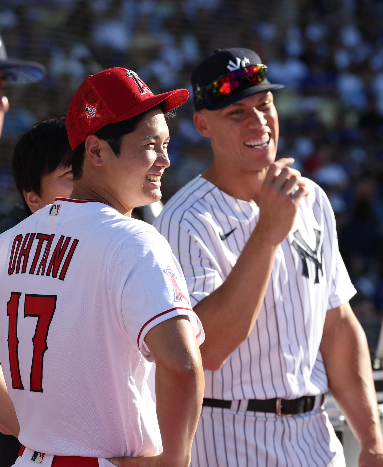 22年7月、ホームランダービー1回戦をヤンキースのジャッジ（右）と観戦する大谷