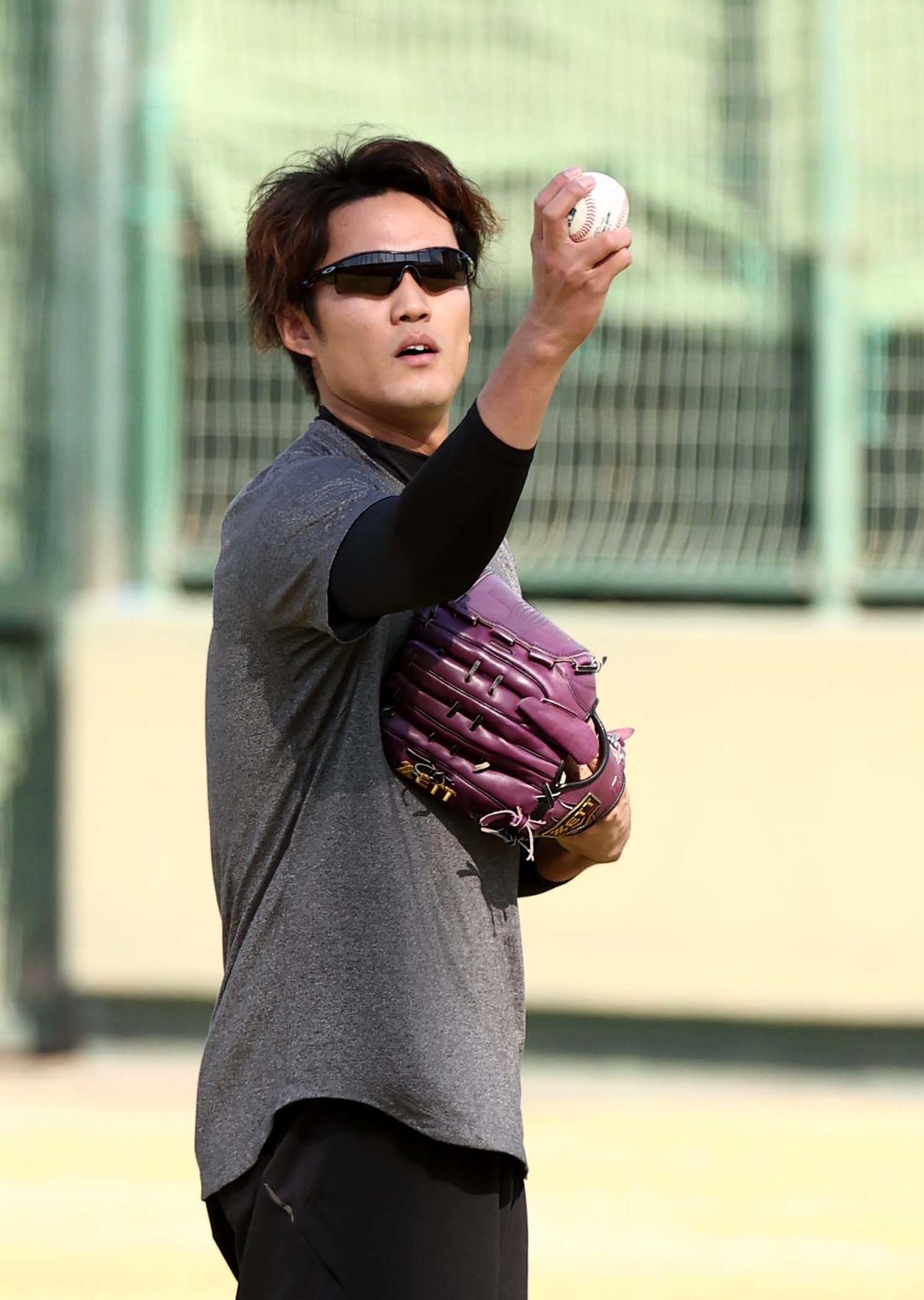 メジャーのボールを見つめる藤浪晋太郎（2022年11月25日撮影）