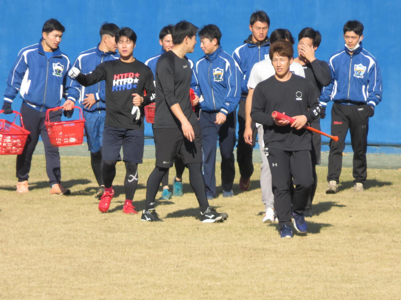 レッドソックスと5年契約で合意したオリックス吉田正尚（右手前）は、フリー打撃で打ったボールを拾い集めた。後列は左からは楽天茂木、ロッテ安田