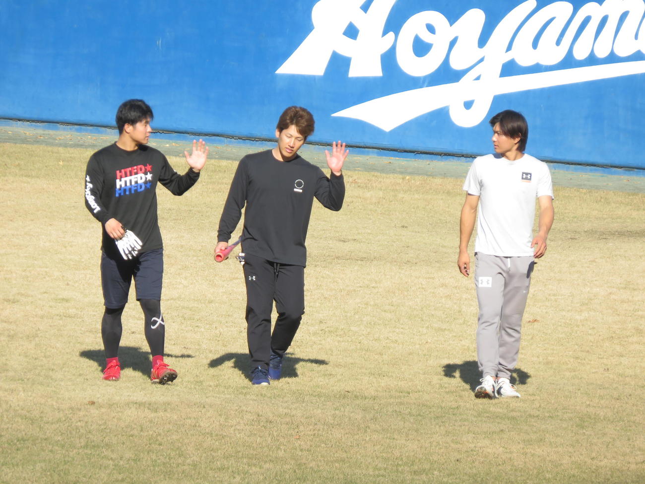 フリー打撃の合間にオリックス吉田正尚（中央）は楽天茂木（左）ロッテ藤原と身ぶりを交えて語った