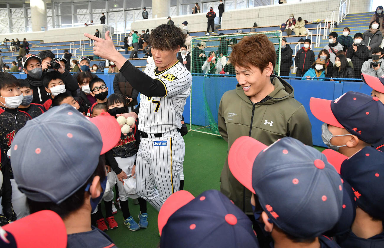 野球教室で子どもたちと談笑する糸井氏（中央左）と吉田正（撮影・岩下翔太）