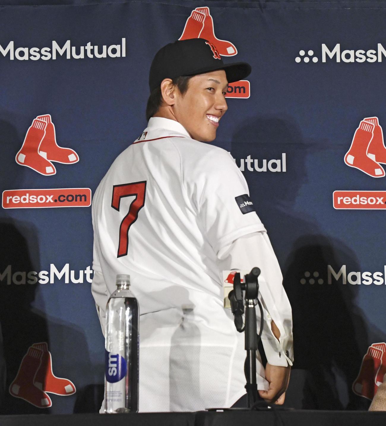 米大リーグ、レッドソックスの入団記者会見で、背番号「7」を披露する吉田正尚外野手＝15日、ボストンのフェンウェイ・パーク（共同）