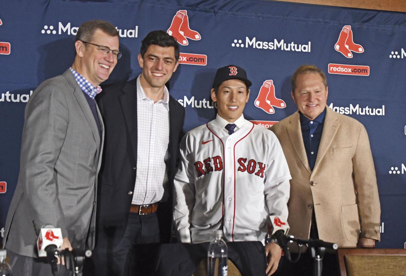 米大リーグ、レッドソックスの入団記者会見後に記念撮影する吉田正尚外野手（右から2人目）。その左はハイエム・ブルーム編成本部長＝15日、ボストンのフェンウェイ・パーク（共同）