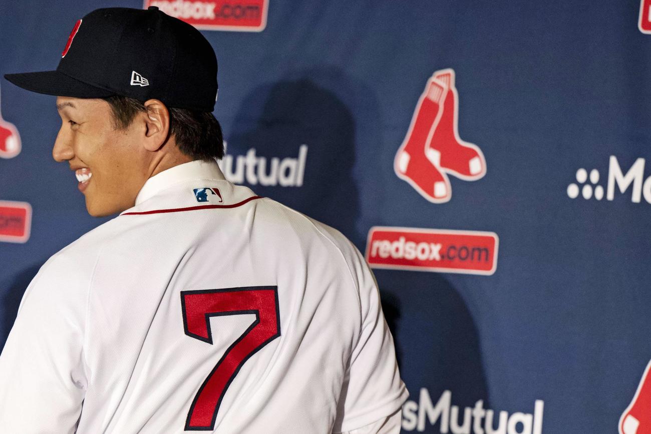 米大リーグ、レッドソックスの入団記者会見で、背番号「7」を見せる吉田正尚外野手＝15日、ボストンのフェンウェイ・パーク（ゲッティ＝共同）