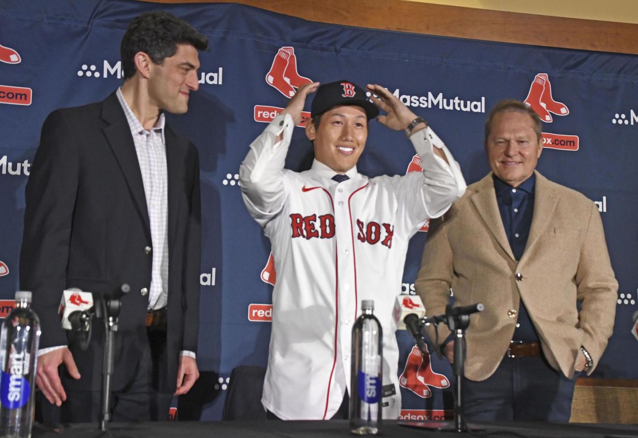 米大リーグ、レッドソックスの入団記者会見で、ユニホームを着て帽子をかぶる吉田正尚外野手＝15日、ボストンのフェンウェイ・パーク（共同）