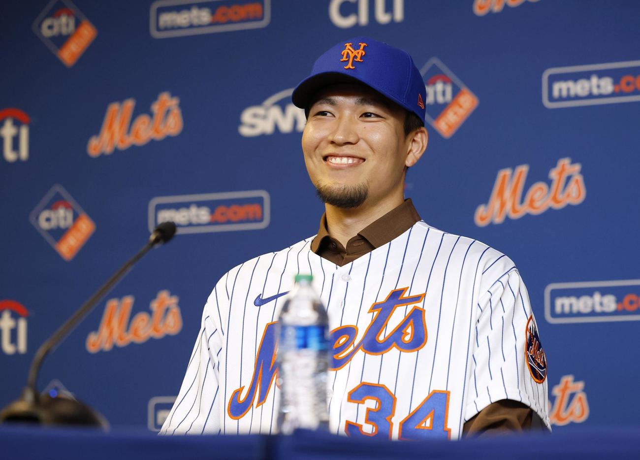米大リーグ、メッツの入団記者会見で笑顔を見せる千賀滉大投手＝19日、ニューヨーク（共同）
