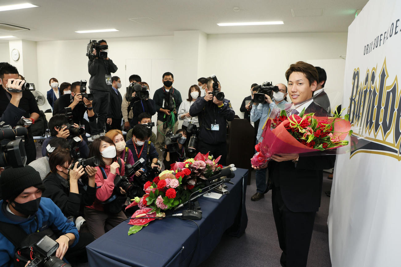 レッドソックスへのポスティング移籍が決まり会見を終え花束を手に写真に納まる吉田正（撮影・加藤哉）