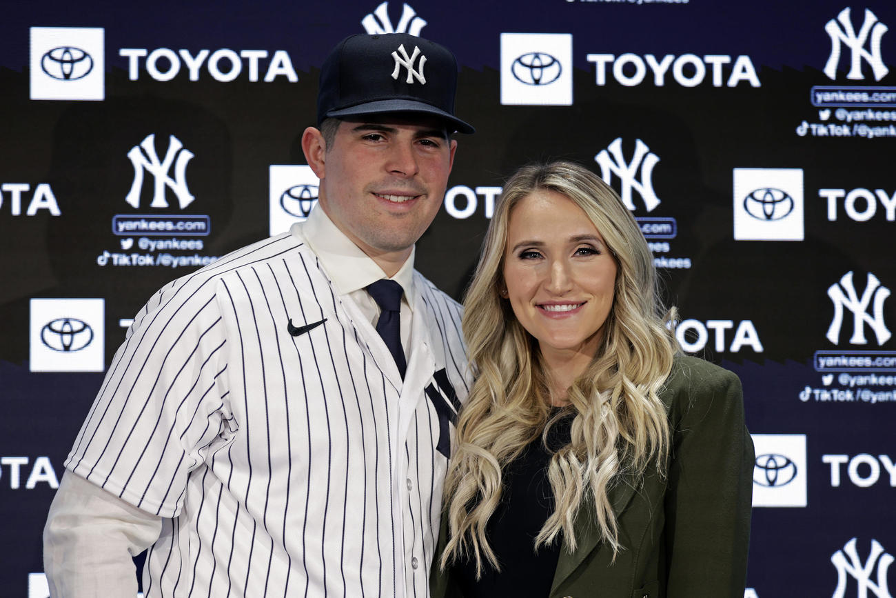ヤンキース入団会見で妻と一緒に写真に納まるロドン（AP）