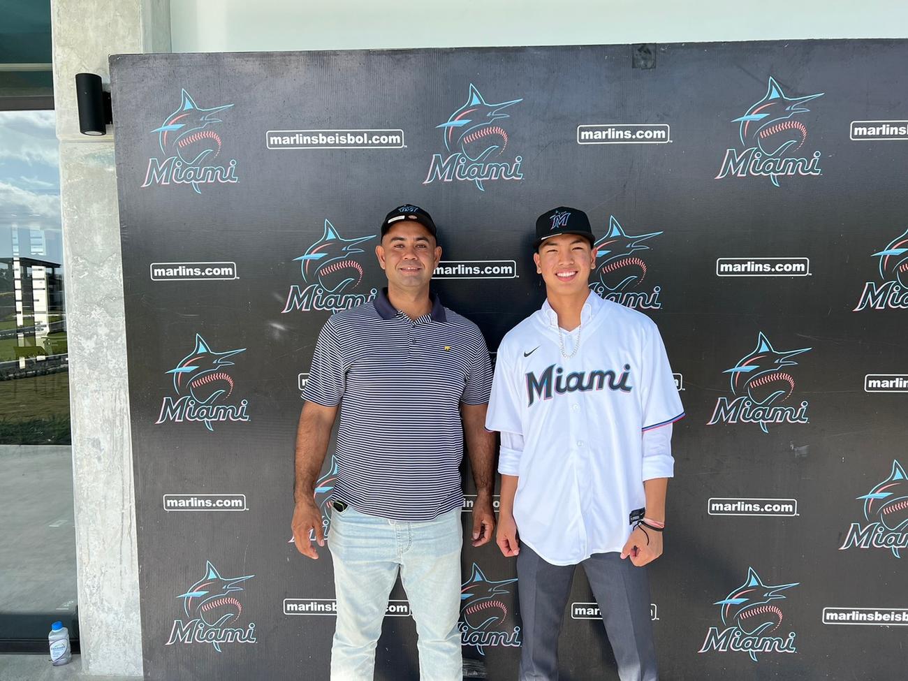 米大リーグのマーリンズと契約を結んだ高橋浩投手（右）と代理人兼コーチの島袋涼平氏（島袋氏提供）
