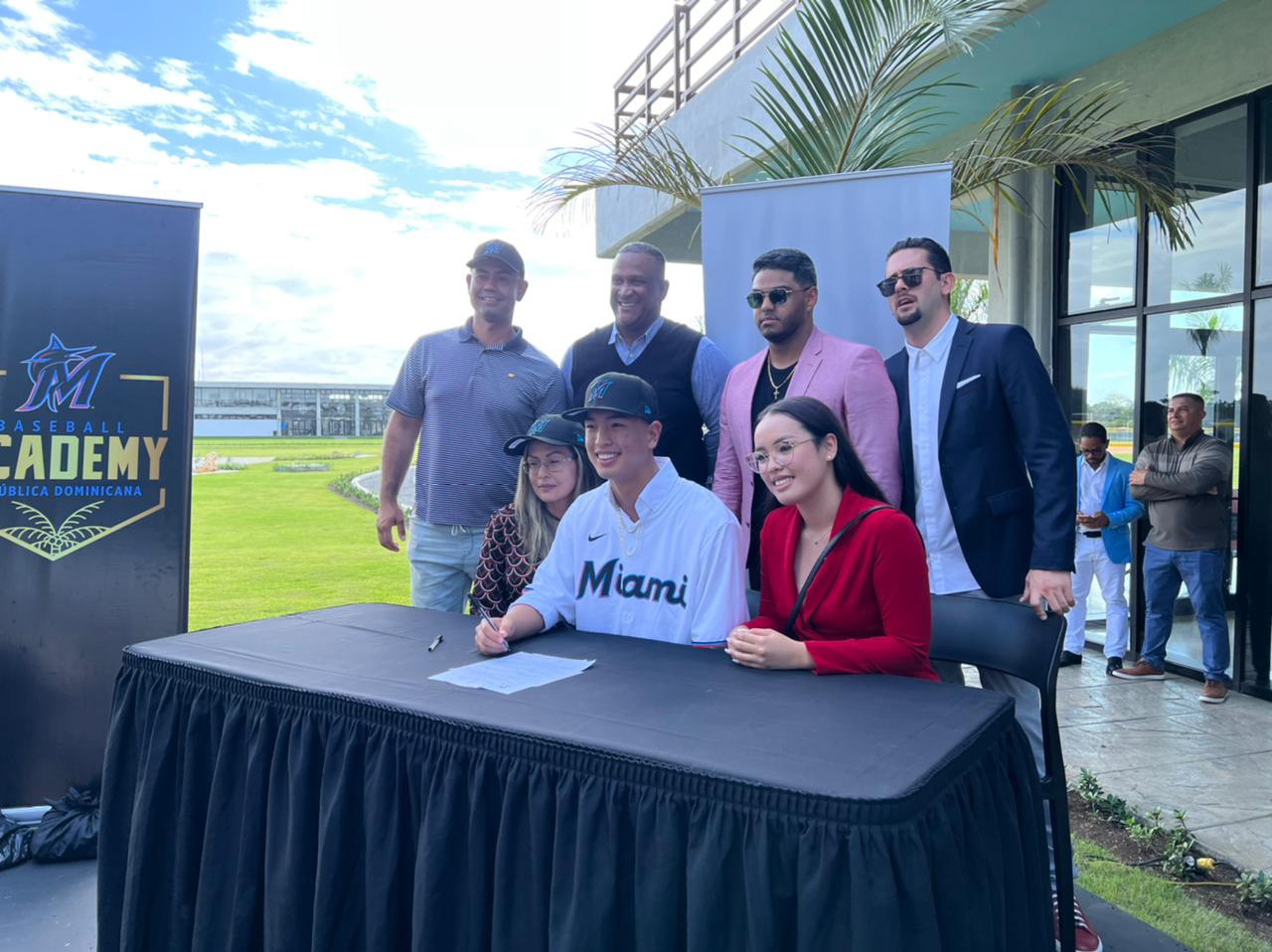 米大リーグのマーリンズと契約を結んだ高橋浩投手（下段中央）。左は母ゾライダさん、右は姉マヤさん。後列は代理人兼コーチの島袋涼平氏（左）とスカウト陣（島袋氏提供）