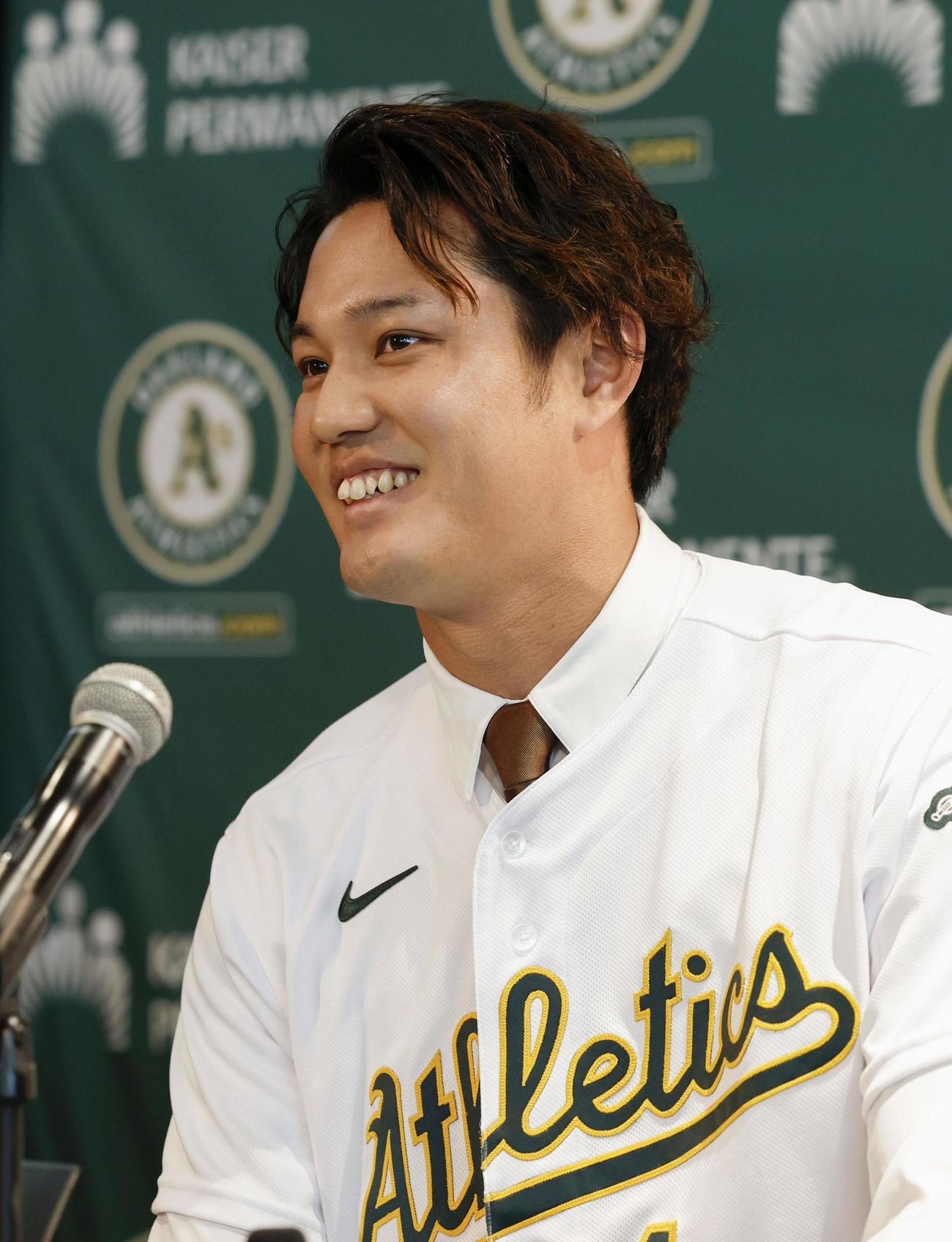 アスレチックスの入団記者会見で笑顔を見せる藤浪晋太郎（共同）