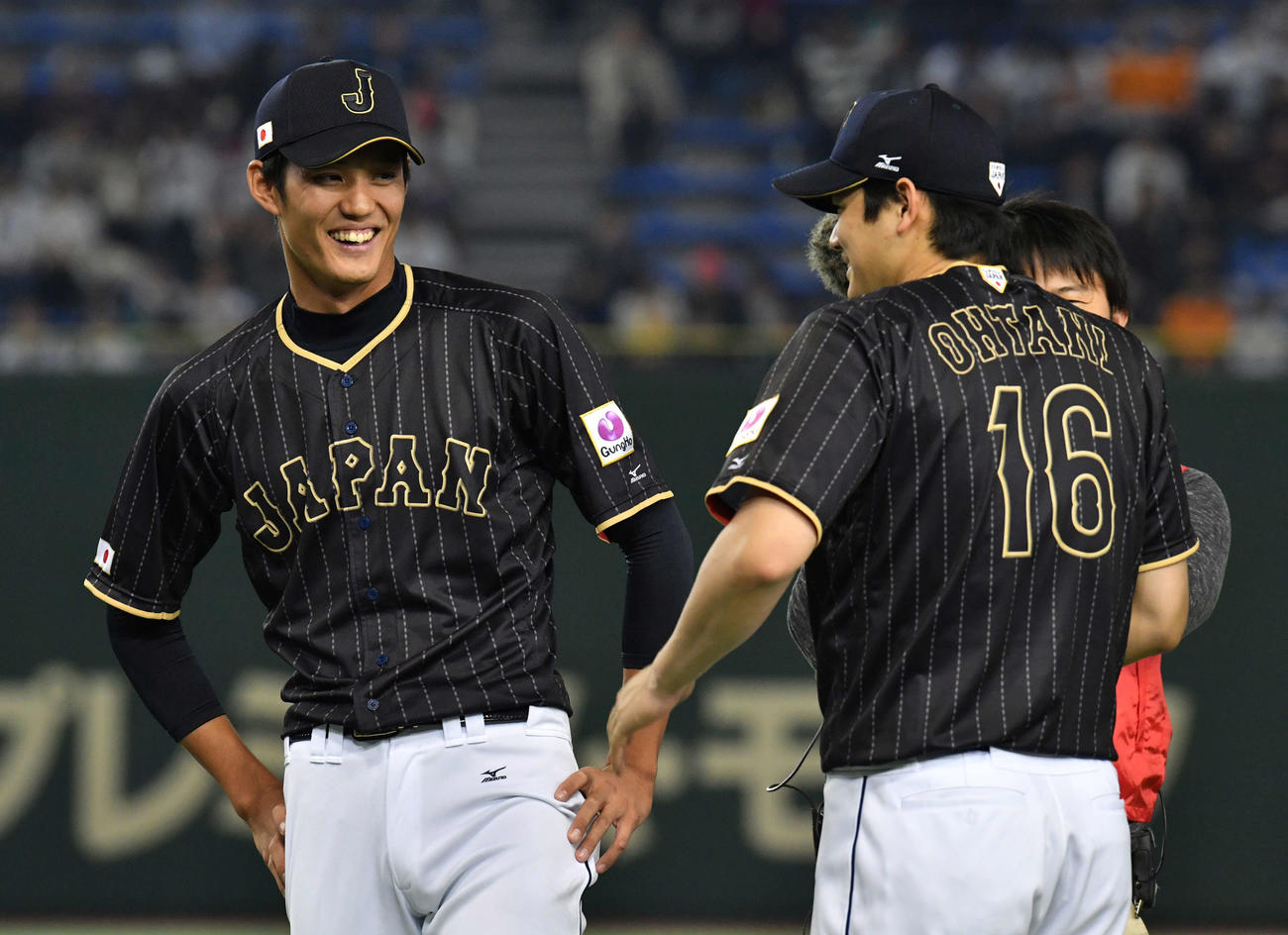 日本対オランダ　試合前セレモニーで笑顔を見せる藤浪（左）と大谷（2016年11月13日撮影）