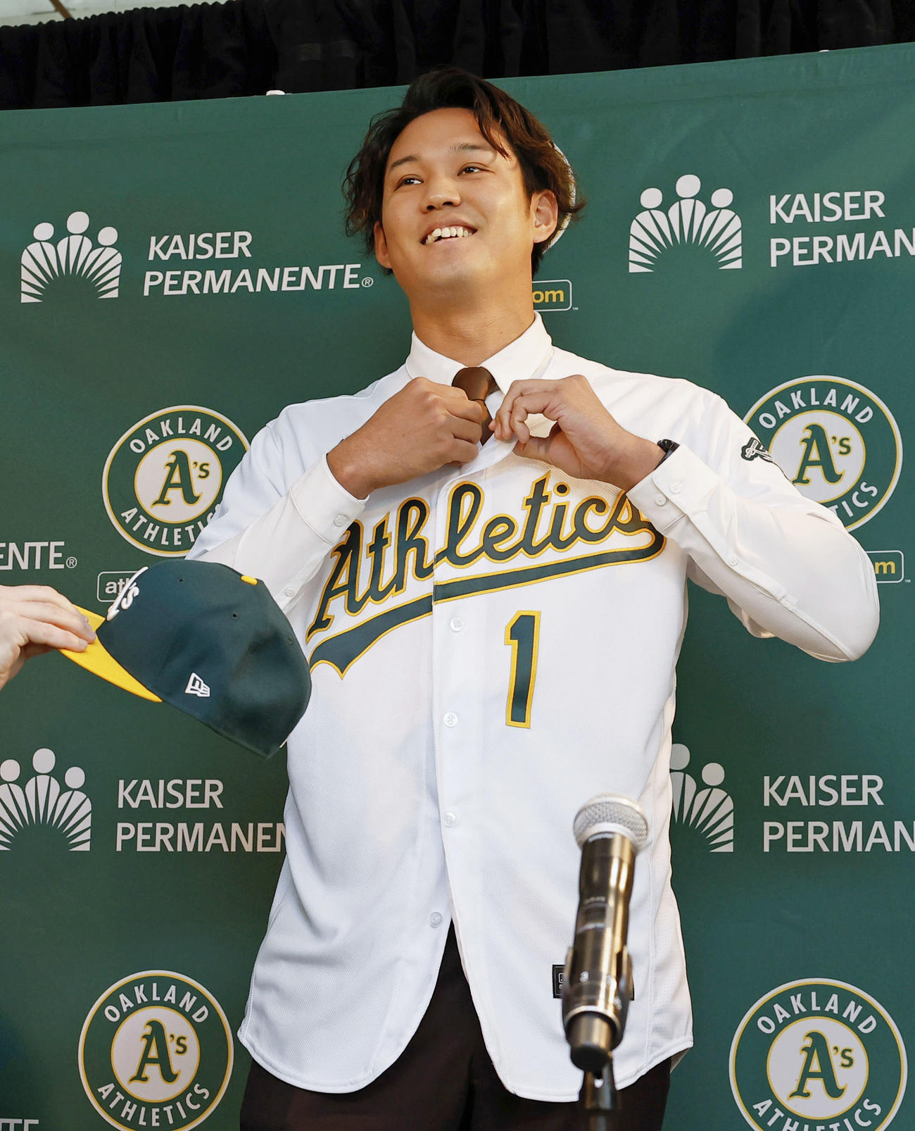 アスレチックスの入団記者会見で笑顔を見せる藤浪晋太郎（共同）