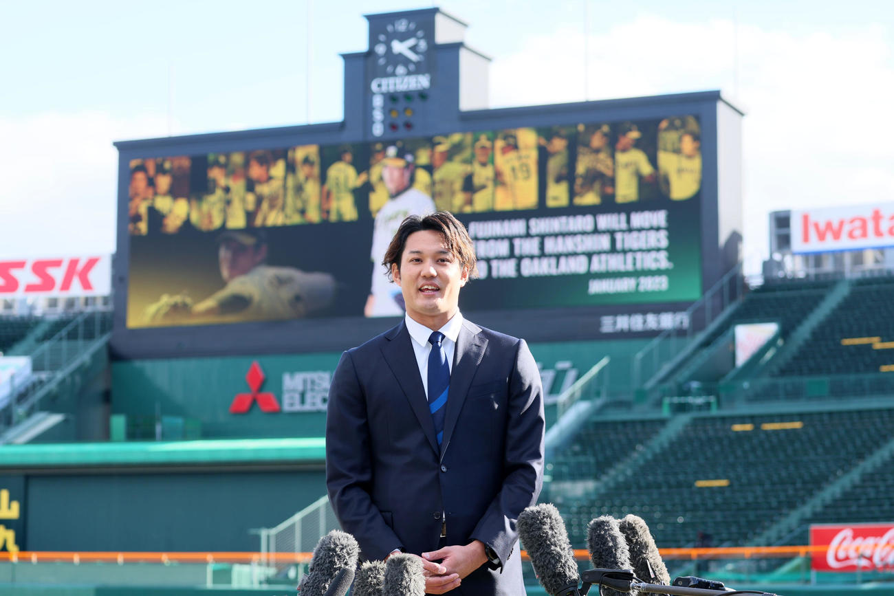 甲子園球場でポスティング移籍会見を行った藤浪（撮影・加藤哉）