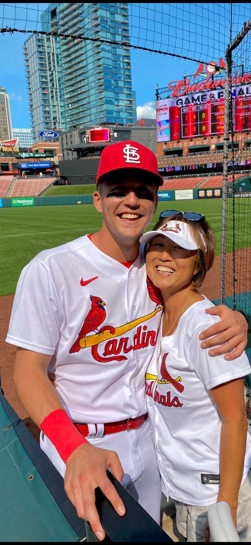 WBC日本代表に内定しているカージナルスのヌートバー（左）と母久美子さん（久美子さん提供）
