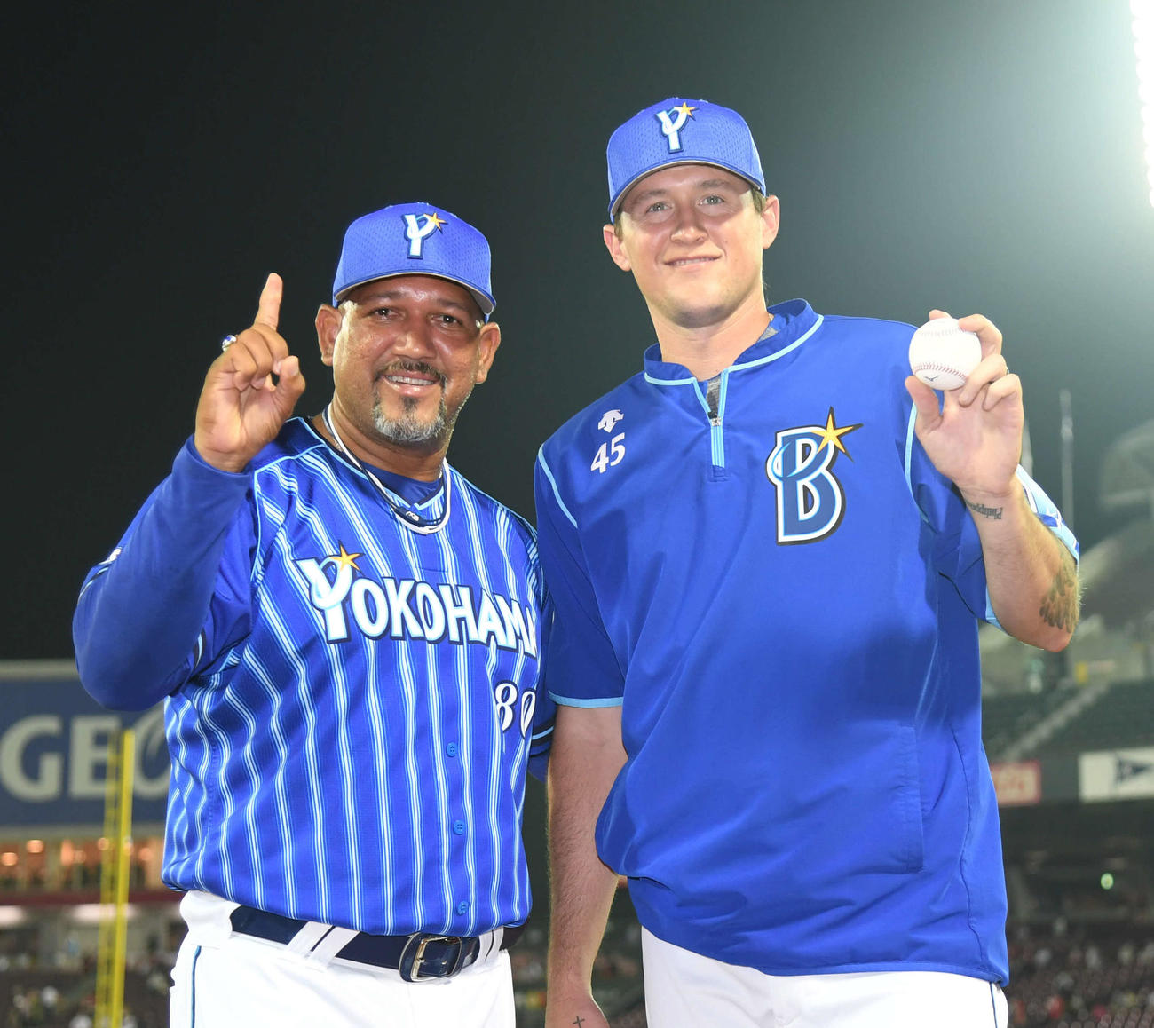 2020年8月20日、ラミレス監督（左）と笑顔でポーズを決める初勝利のピープルズ