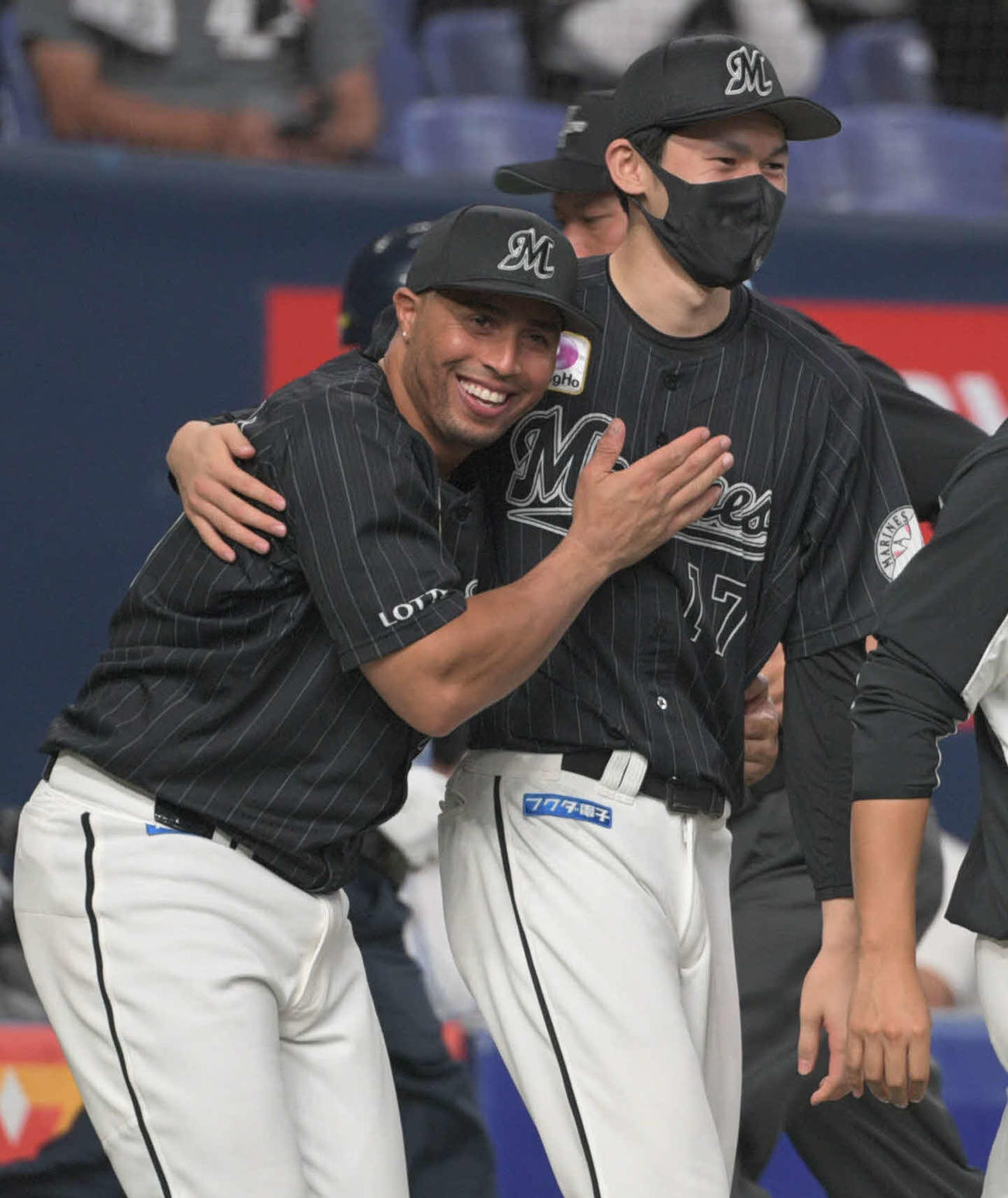2021年10月、オリックス戦後、ロッテ佐々木朗（右）を祝福するマーティン