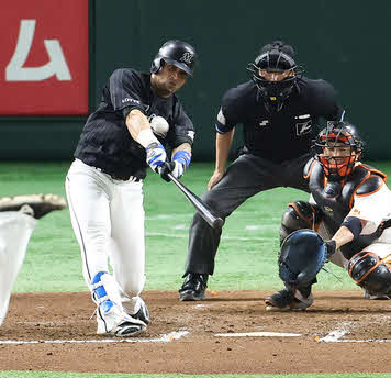 2022年6月、巨人戦で本塁打を放つロッテのマーティン