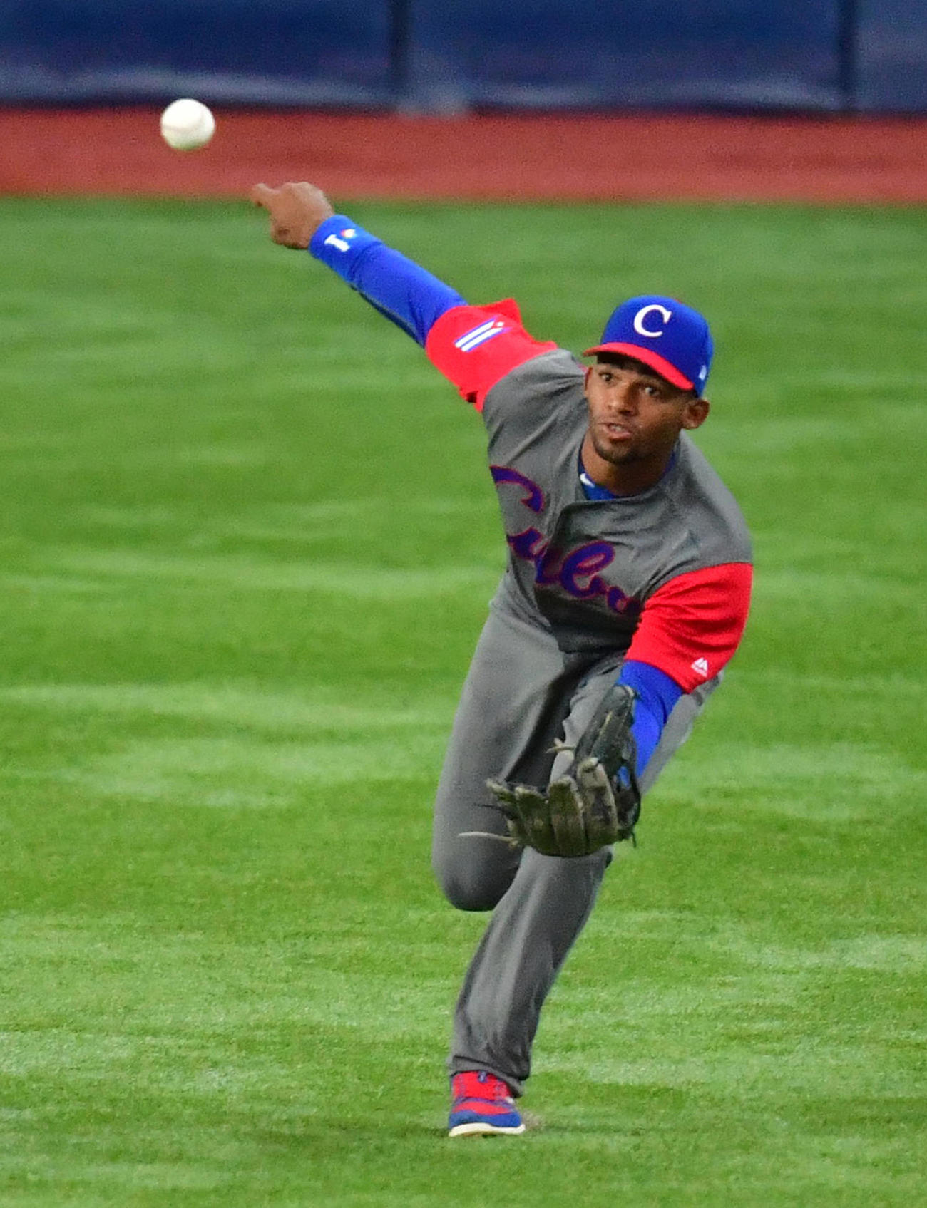 2017年3月、オリックスとのWBC強化試合で捕球するキューバの右翼手ヨエニス・セスペデス