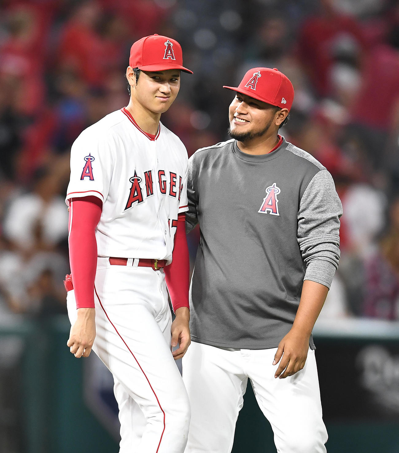 バリア（右）と笑顔で話すエンゼルス大谷（2018年8月6日撮影）