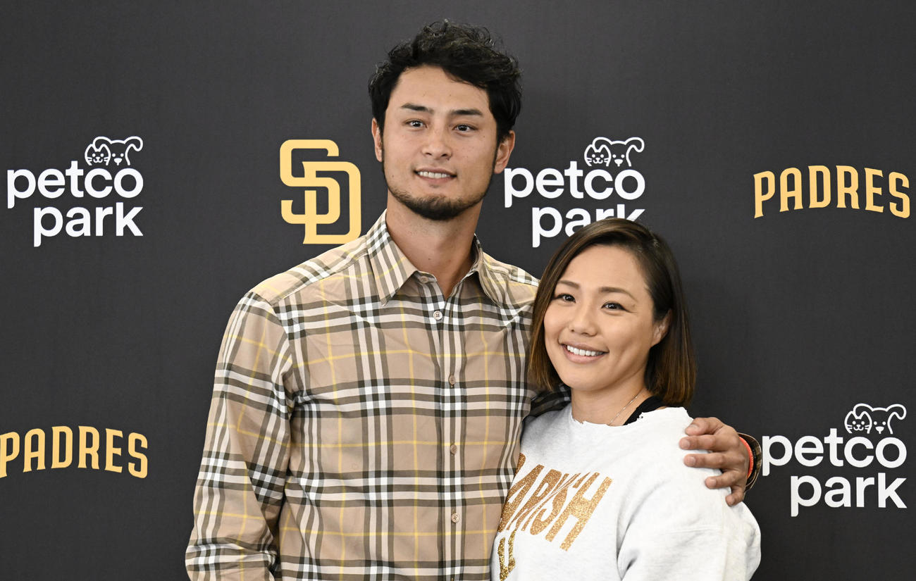 パドレスと契約延長の記者会行ったダルビッシュと聖子夫人（AP）