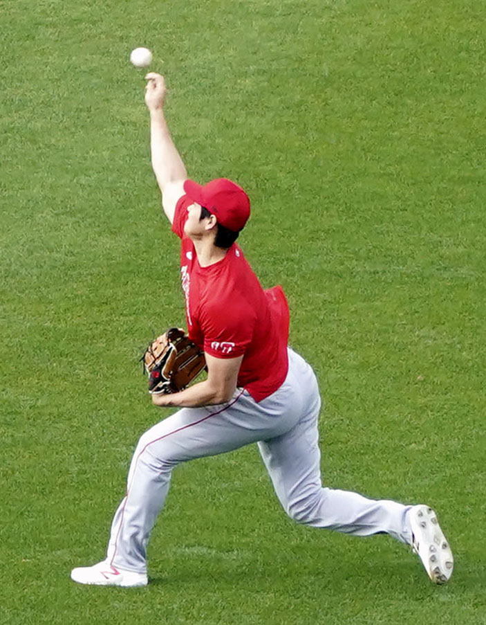 球団施設でキャッチボールするエンゼルス大谷（共同）