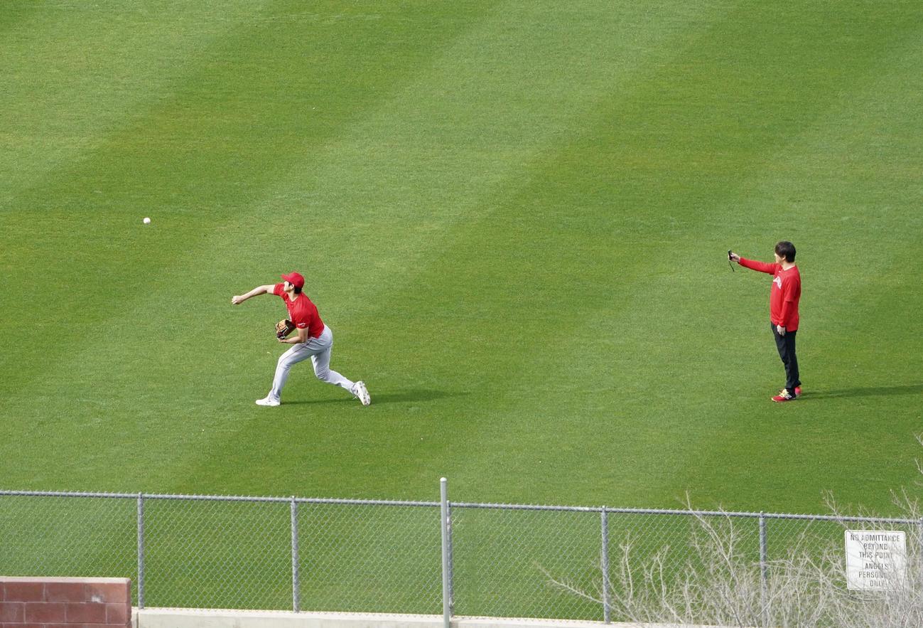 球団施設でキャッチボールするエンゼルス大谷。右は水原通訳（共同）