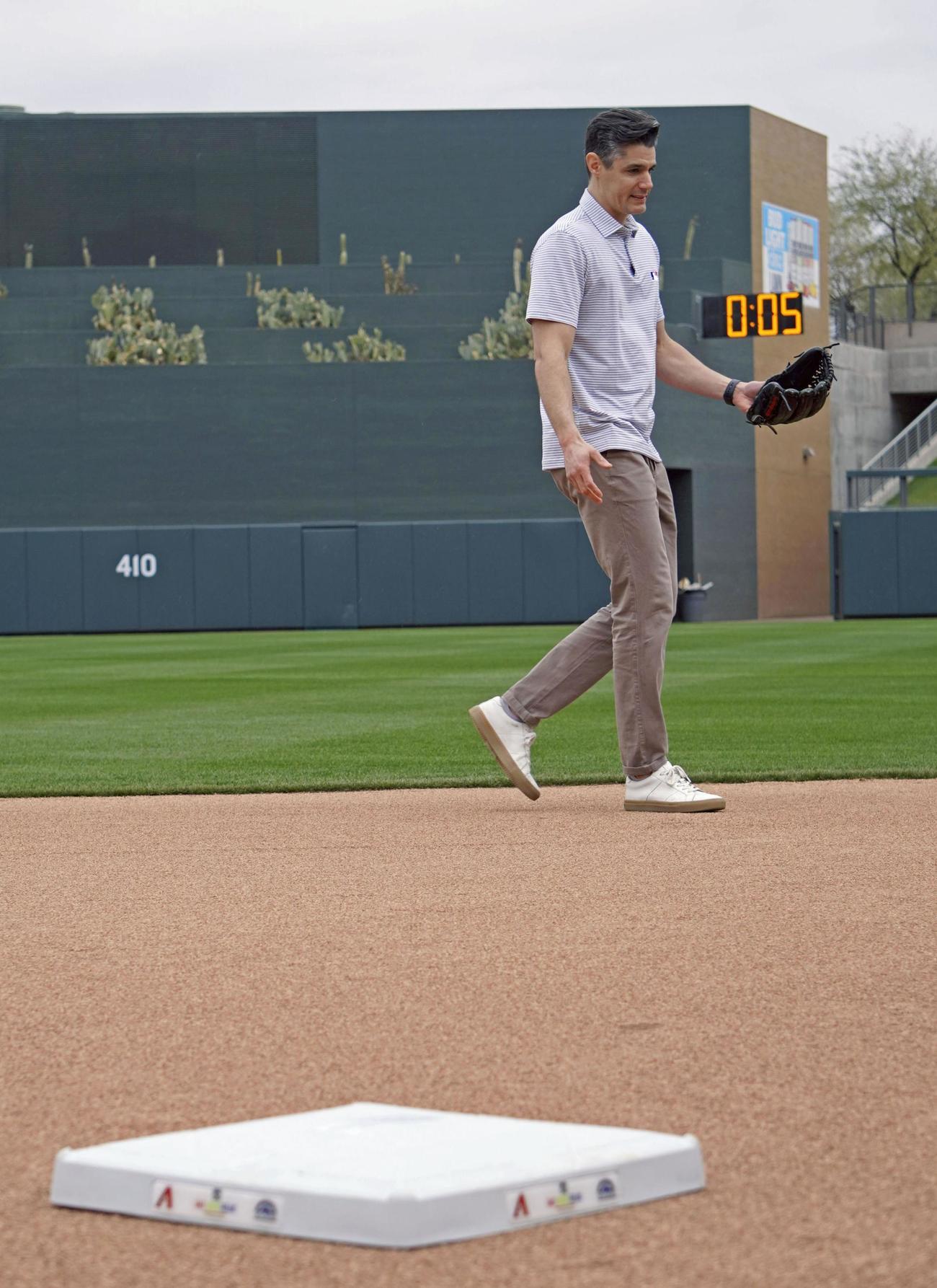 今季から大リーグで導入する新ルールを説明する担当者。手前は大きくしたベースで、右後方は投球間の残り時間を表示するタイマー（共同）