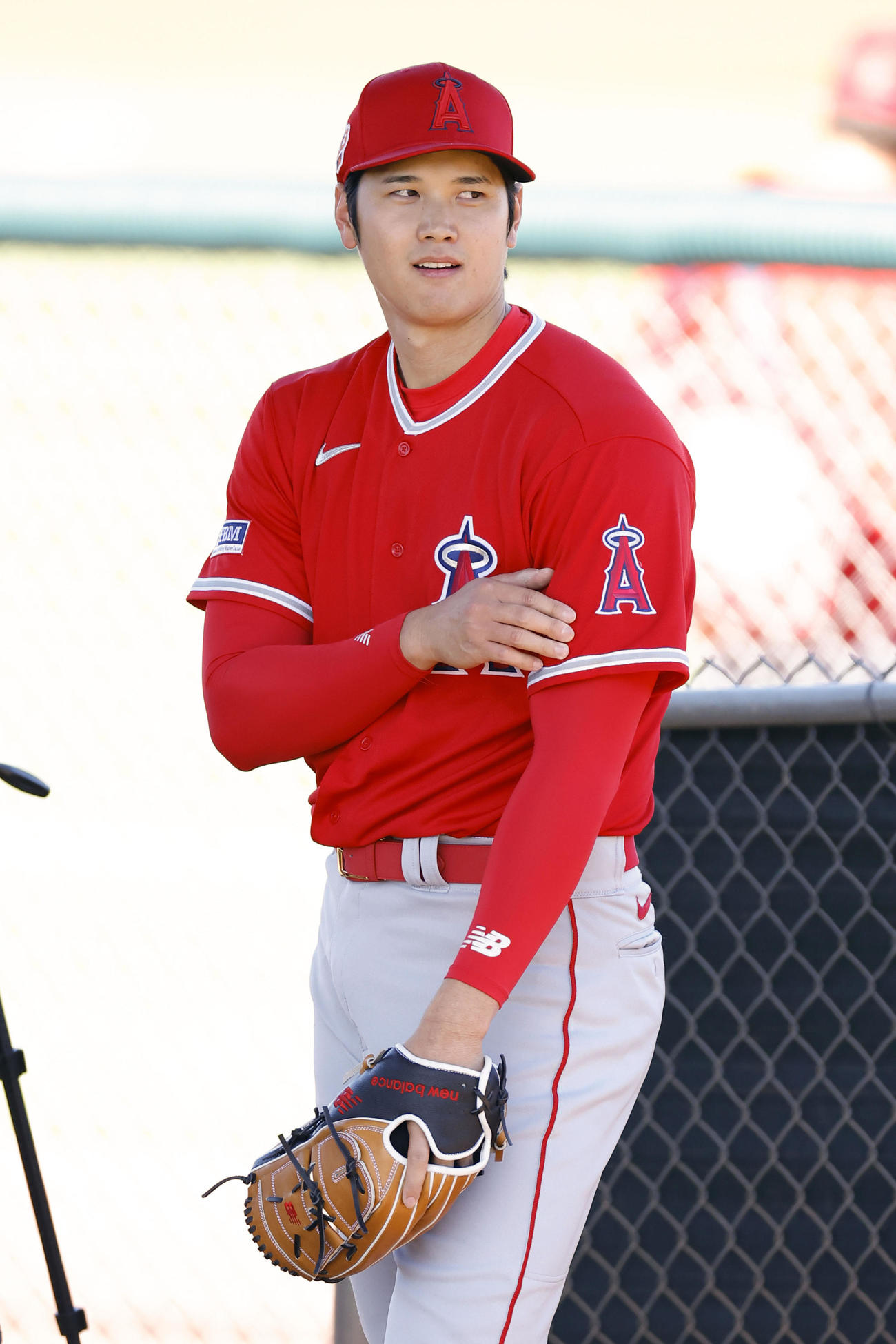 ブルペン入りした大谷は、左腕の機器に触れて捕手へ球種のサインを送るテストを繰り返した。