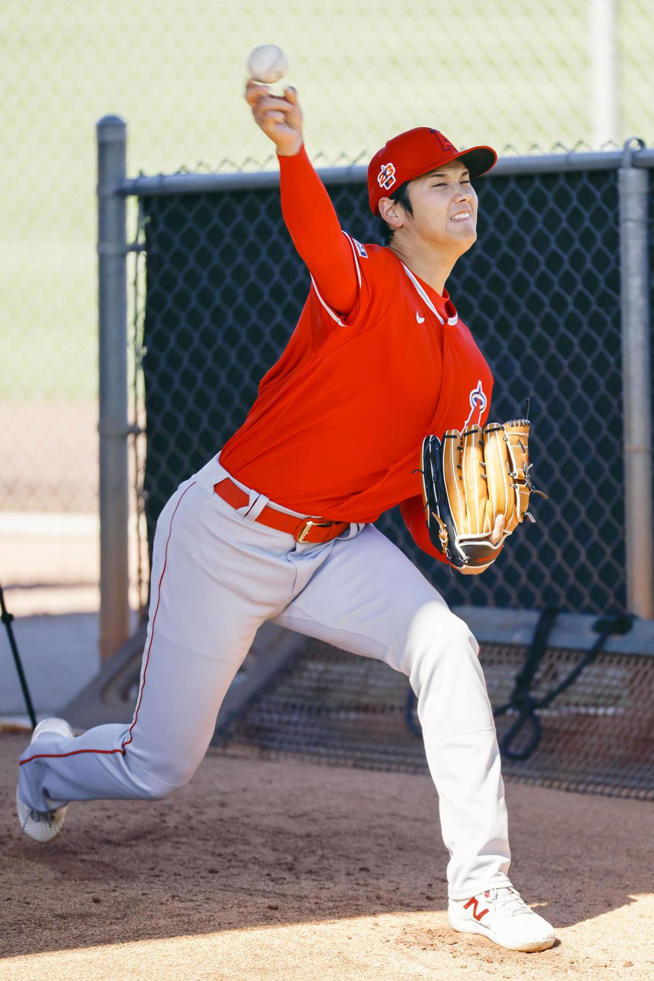 キャンプ初日、ブルペンで投球練習するエンゼルス大谷（共同）