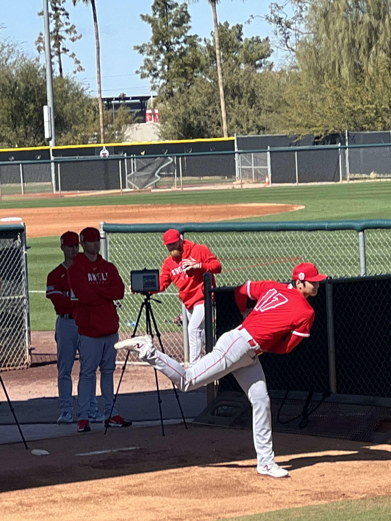 エンゼルス大谷は、キャンプ初日からデータを確認しながら精力的にブルペンで投げ込む。
