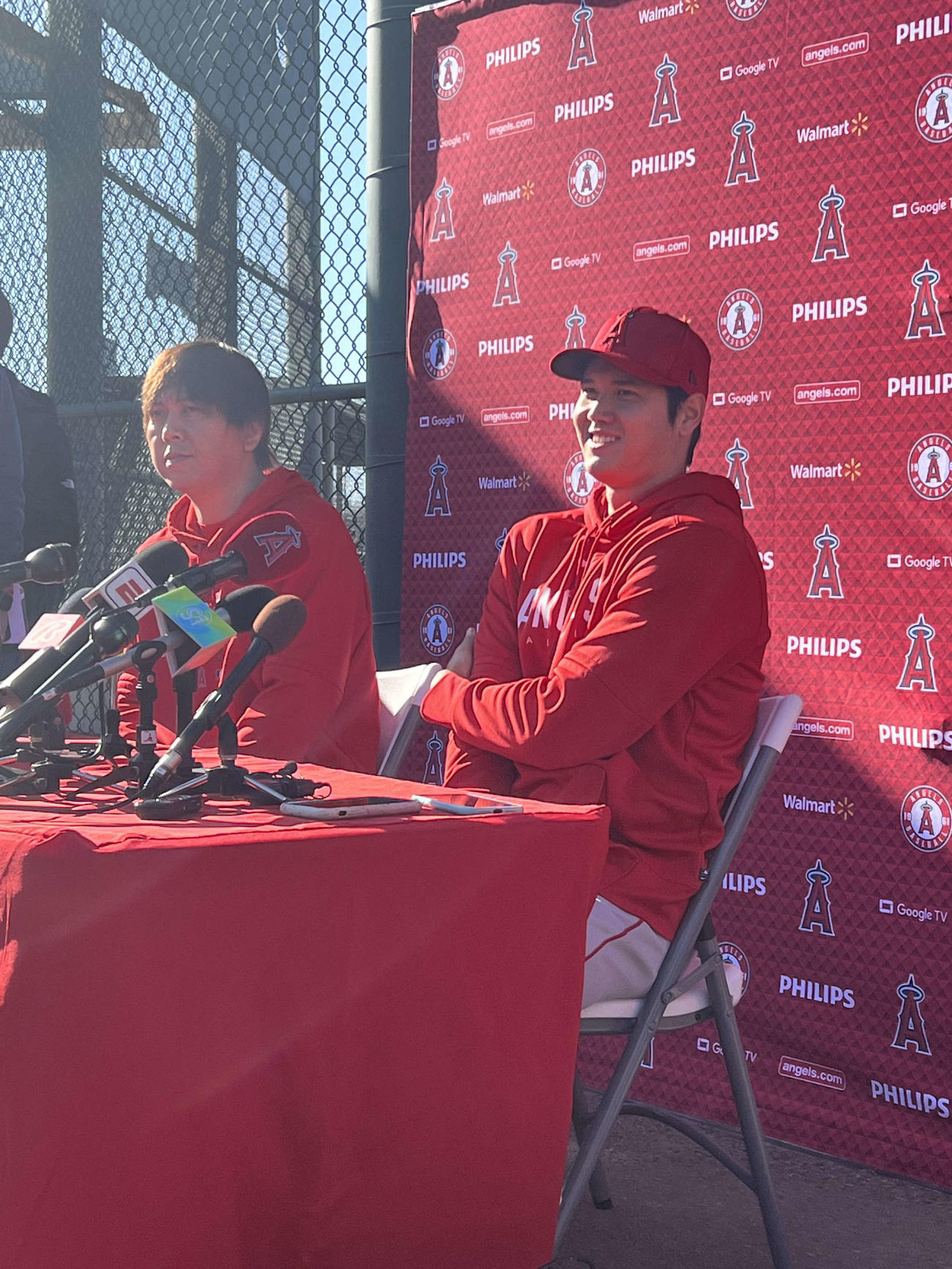 会見を行ったエンゼルス大谷は、笑顔で質問に答える