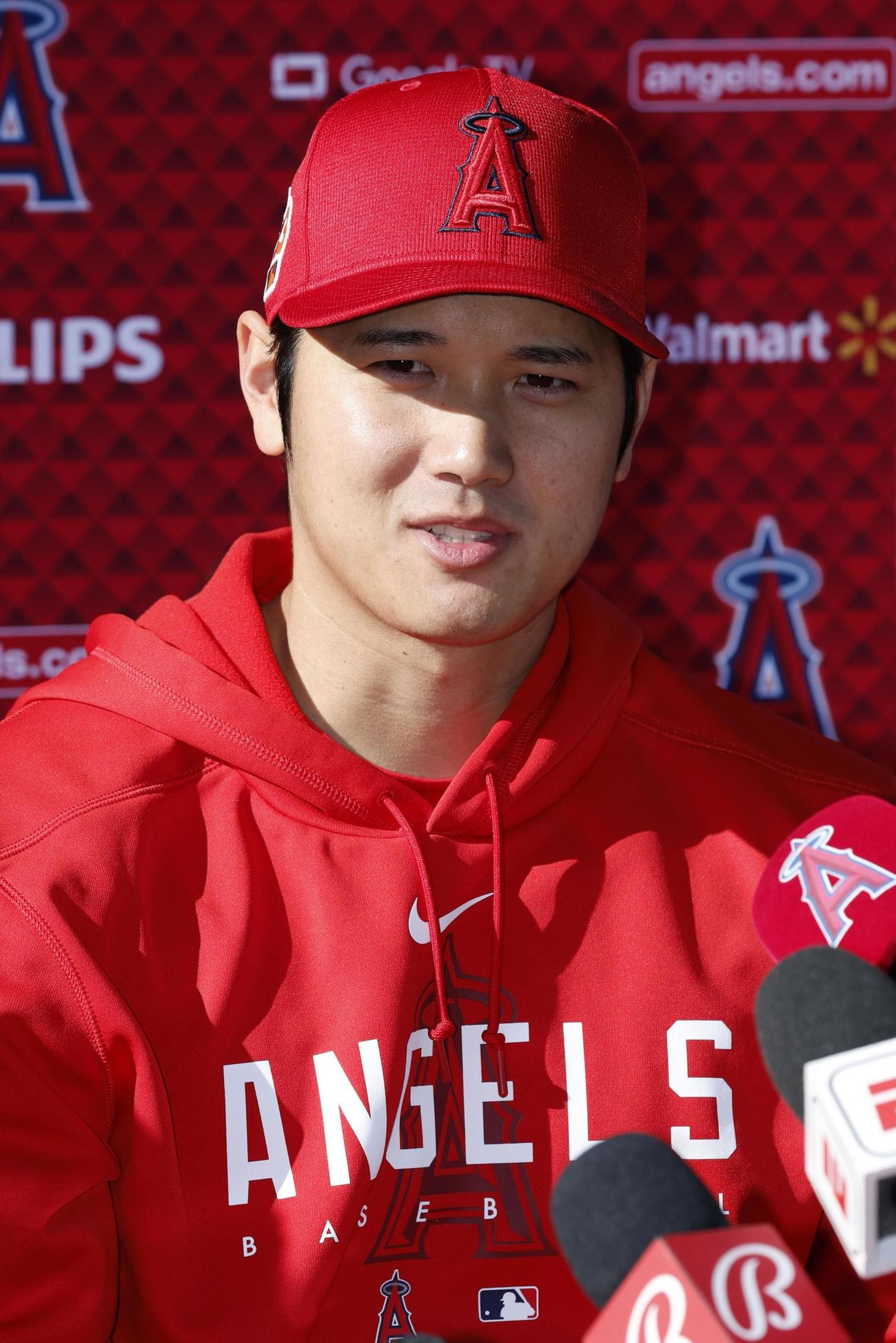 取材に応じる米大リーグ、エンゼルスの大谷翔平（共同）