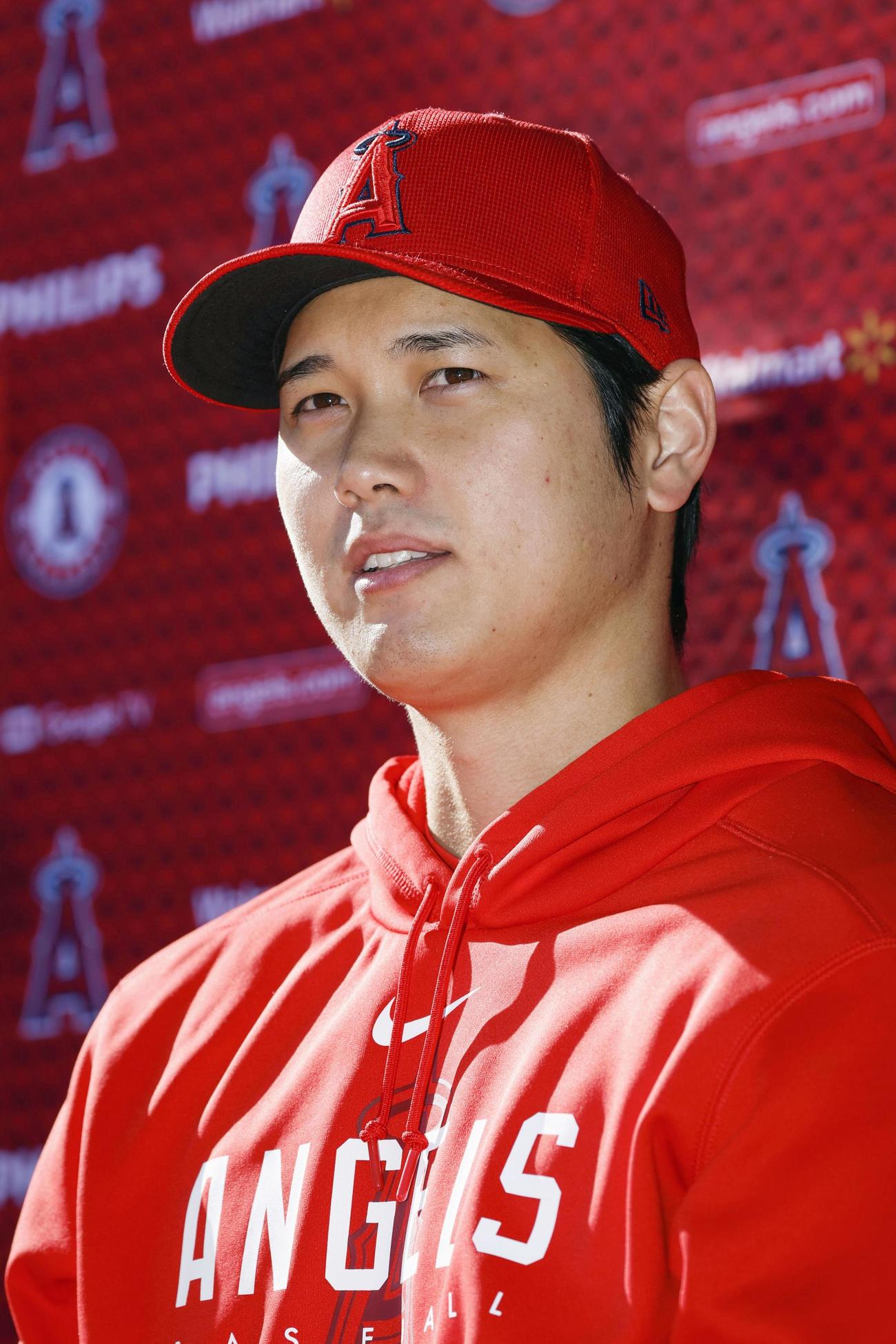 取材に応じる米大リーグ、エンゼルスの大谷翔平（共同）