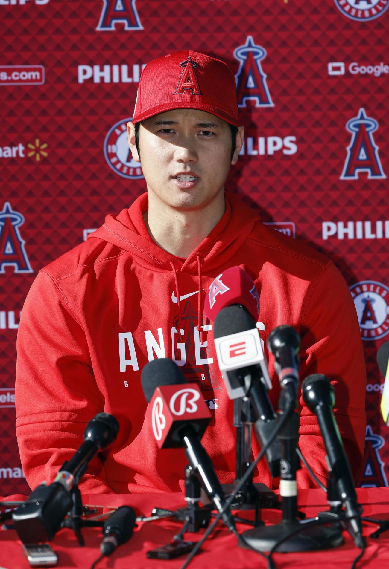 取材に応じる米大リーグ、エンゼルスの大谷翔平（共同）