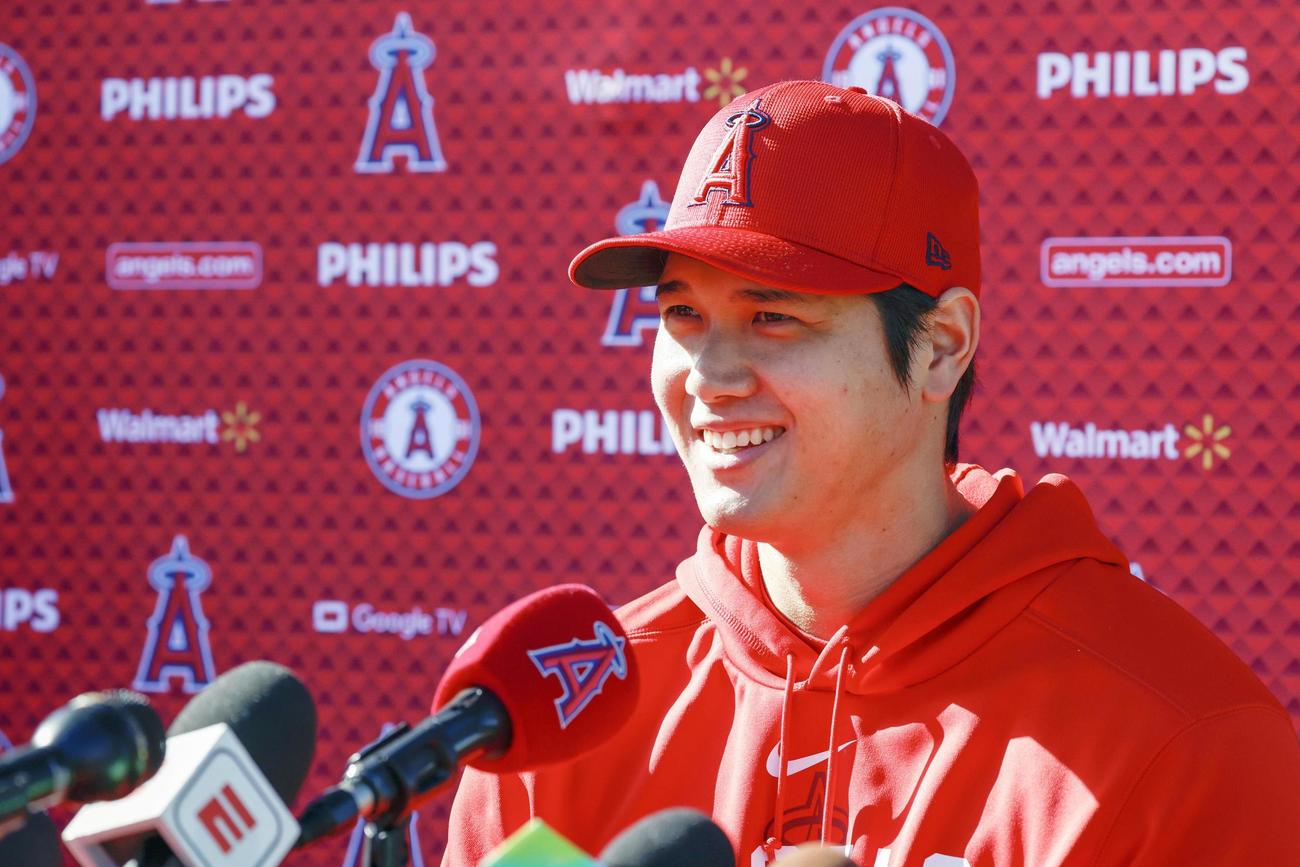 取材に応じる米大リーグ、エンゼルスの大谷翔平（共同）
