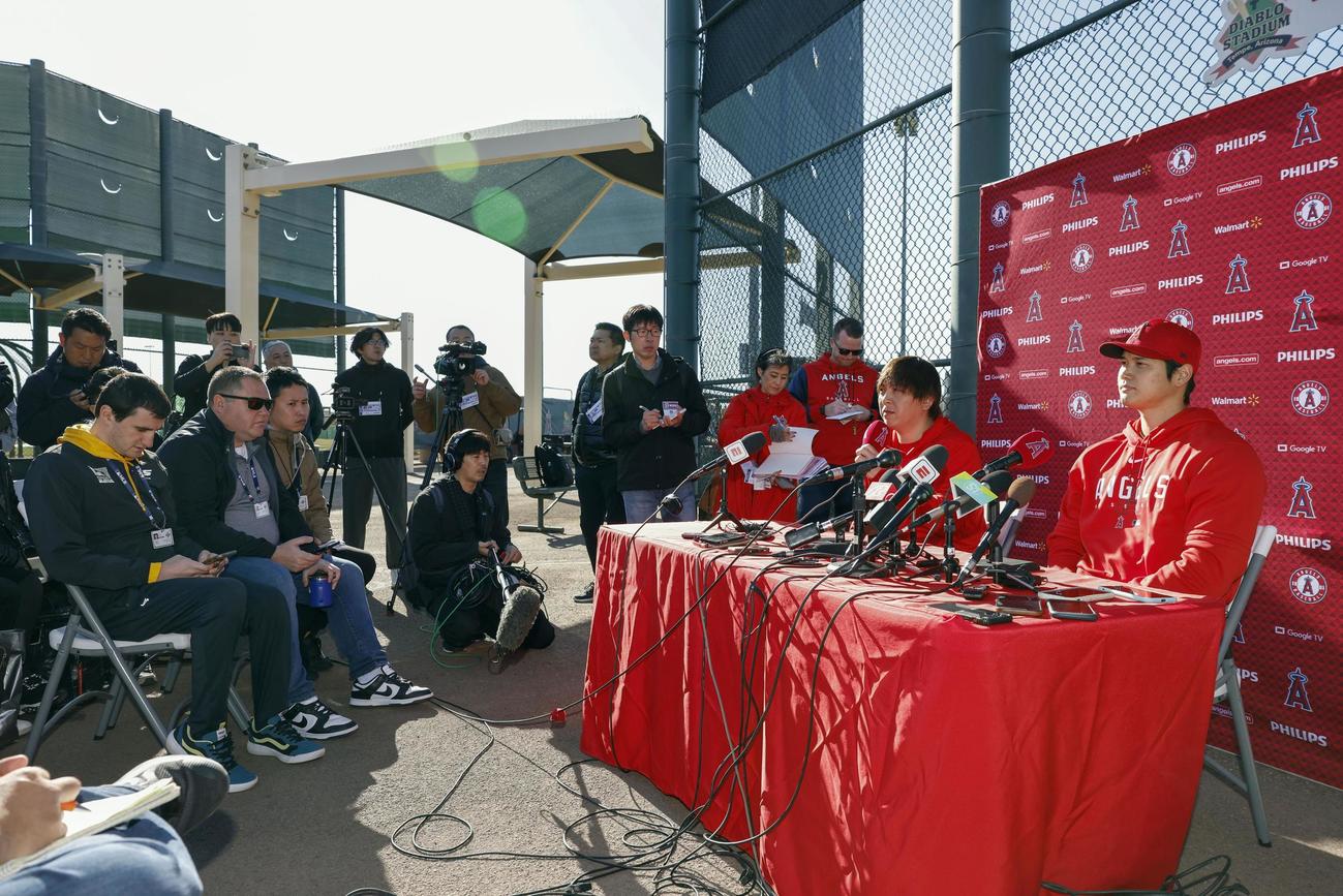 取材に応じる米大リーグ、エンゼルスの大谷翔平（右端）＝16日、アリゾナ州テンピ（共同）