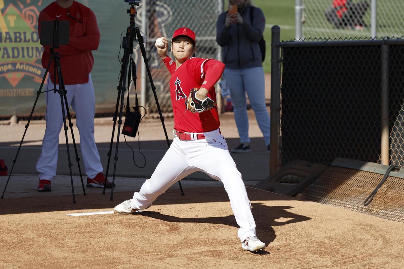 ブルペンで投球練習するエンゼルス大谷翔平（共同）
