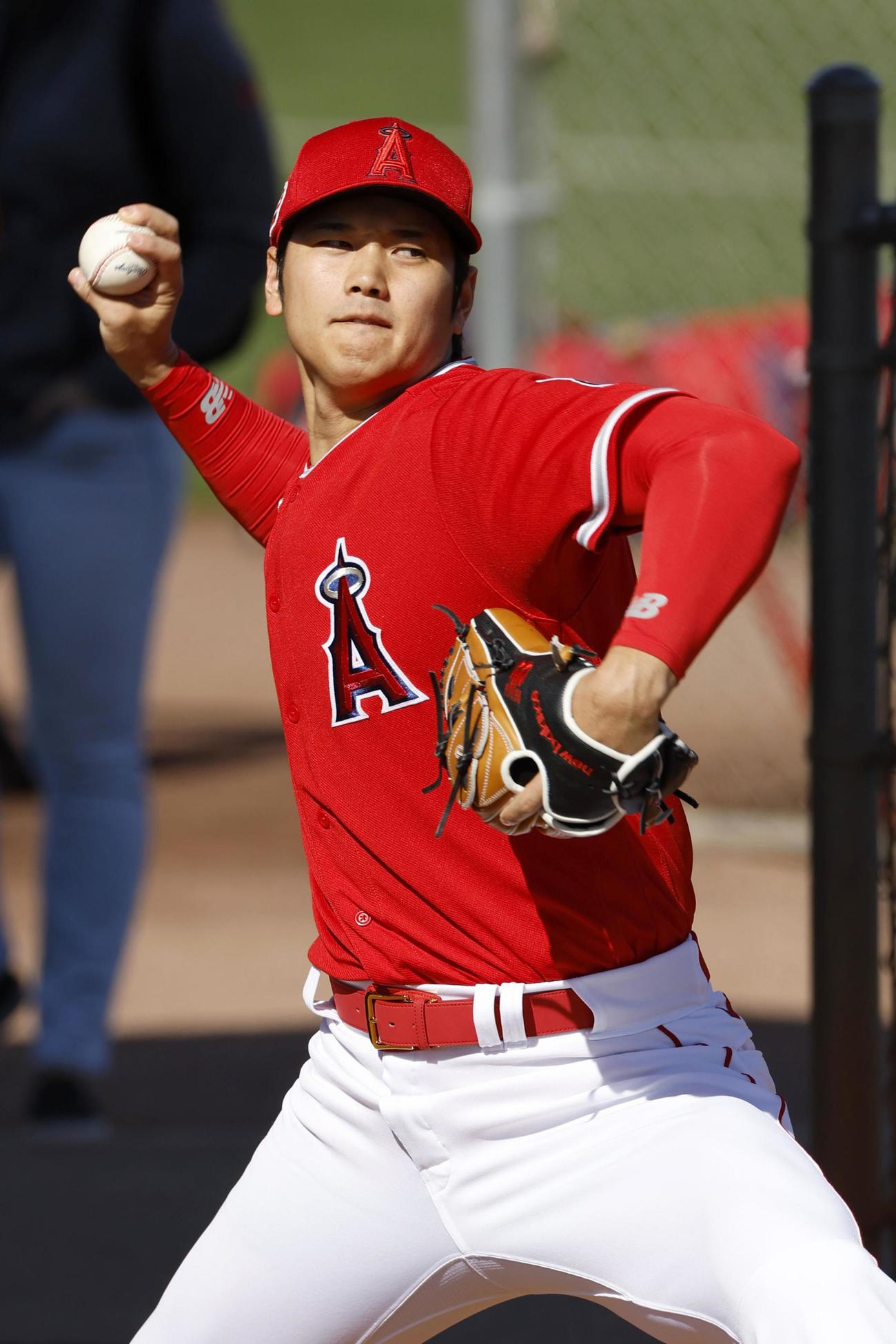 ブルペンで投球練習するエンゼルス大谷翔平（共同）