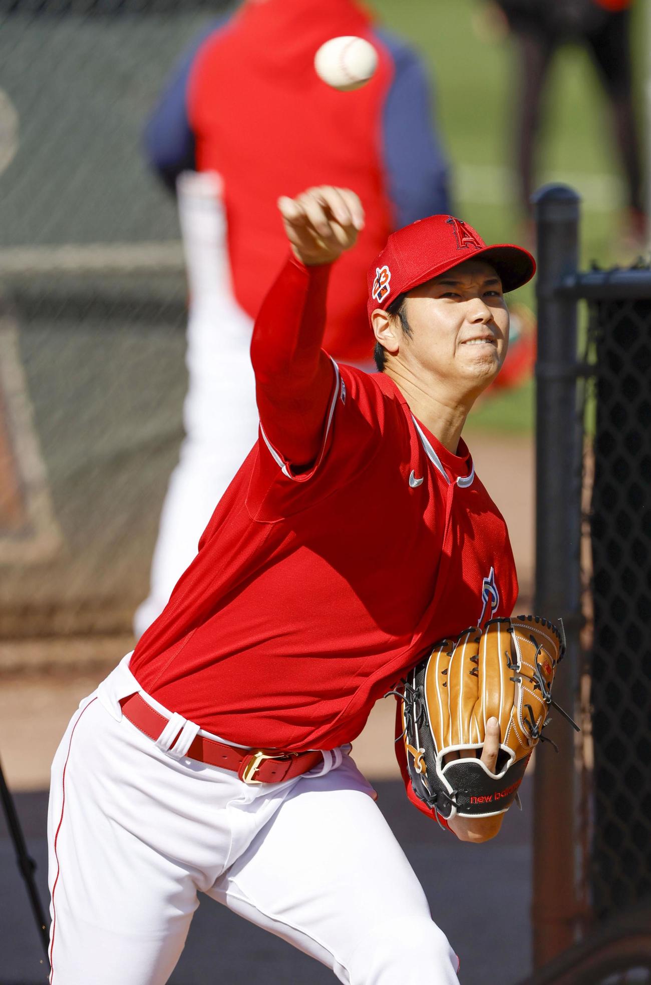 ブルペンで投球練習するエンゼルス大谷翔平（共同）