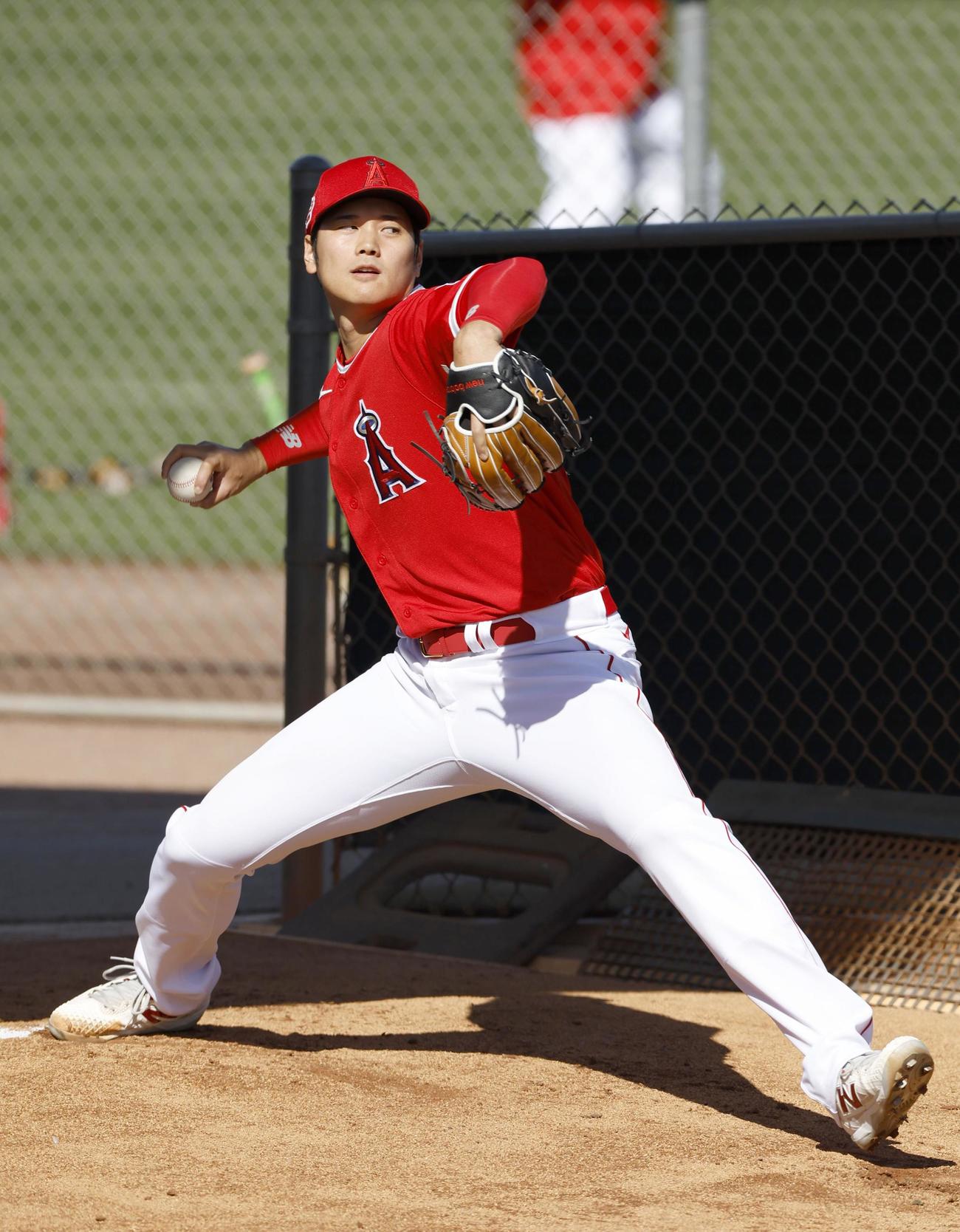 ブルペンで投球練習するエンゼルス大谷翔平（共同）