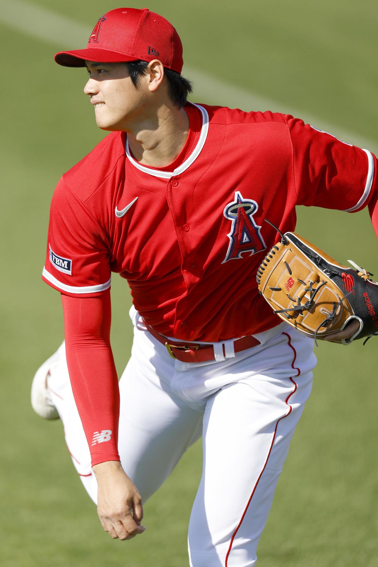 キャッチボールするエンゼルス大谷翔平（共同）