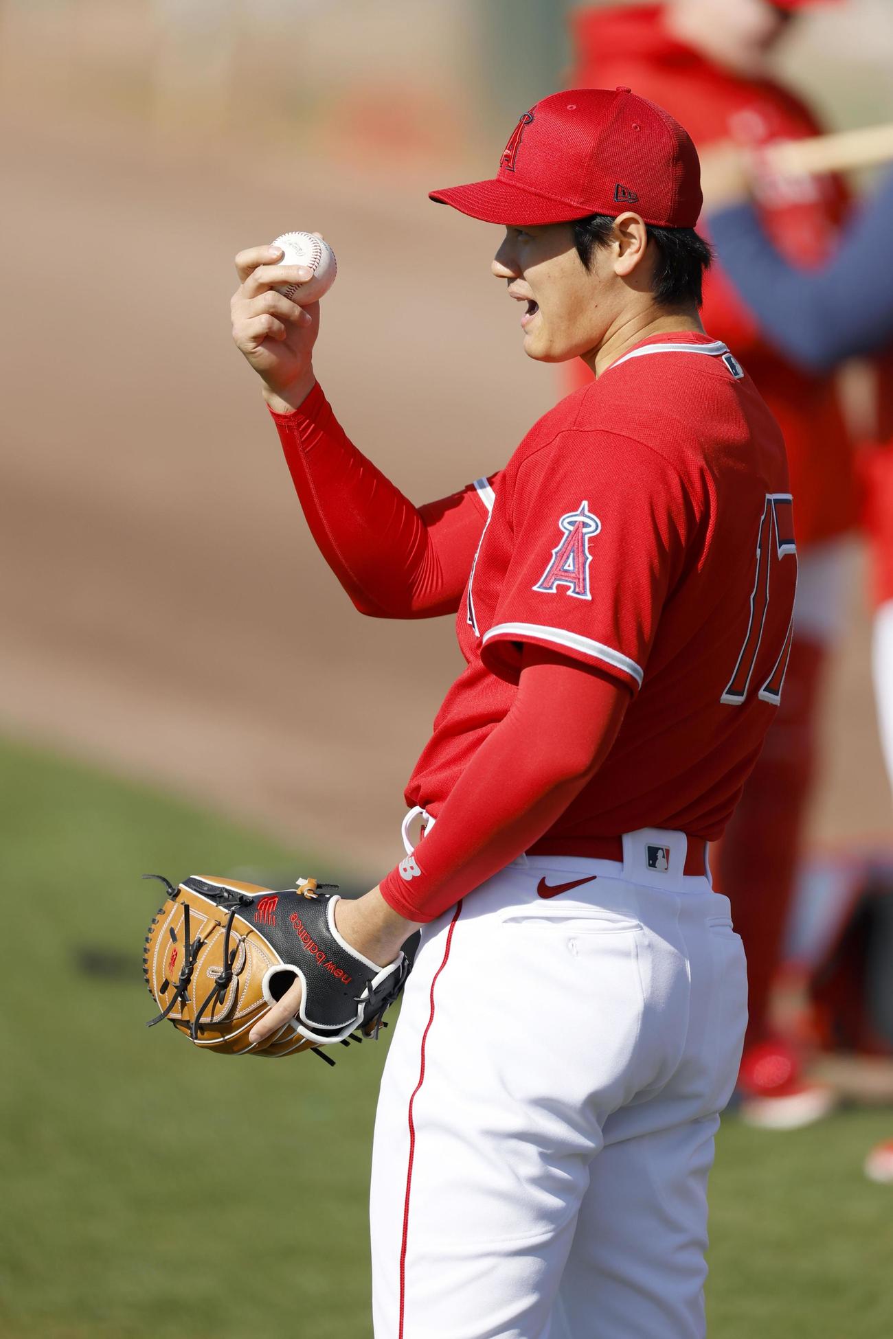 キャッチボールするエンゼルス大谷翔平（共同）